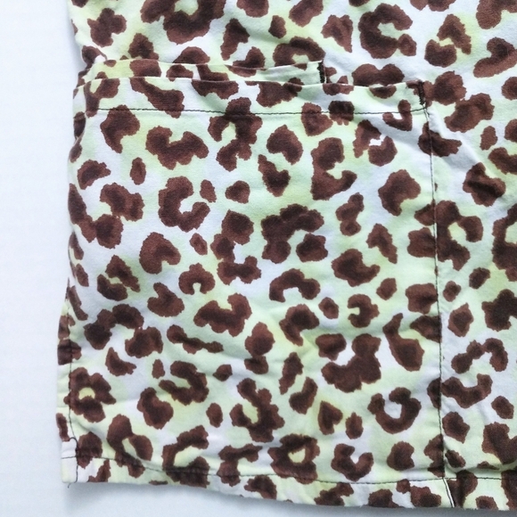 SB Scrubs Women's Brown/Green Leopard Print Scrubs Top With Pockets M Medium - Picture 3 of 5